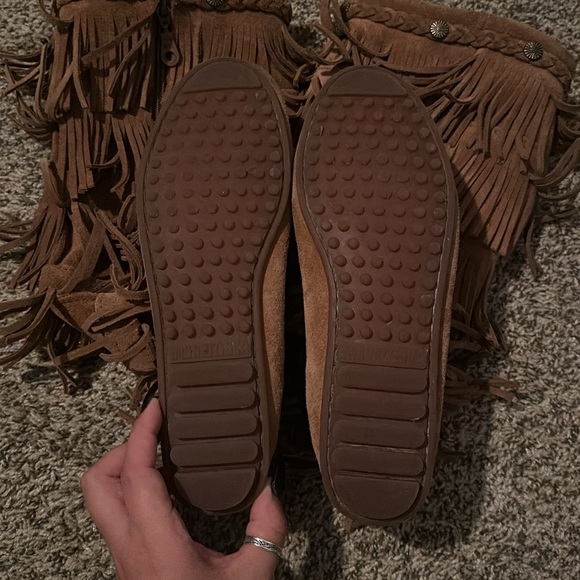 🪶 Minnetonka Boots 🤎 - Picture 4 of 5